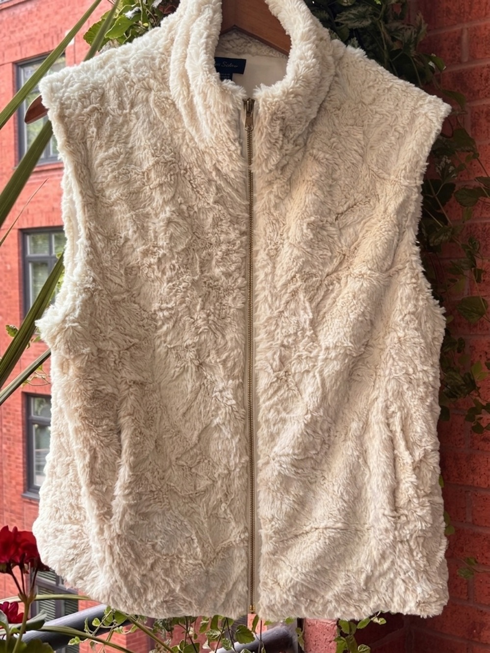Two Sisters Vest Off-White Faux Fur Zip w/ Pockets & On-Trend Funnel Neck (L)